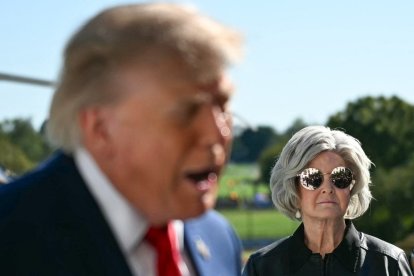 Susie Wiles (derecha), observa mientras el presidente de Estados Unidos, Donald Trump