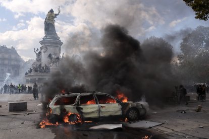 Un vehículo en llamas durante una manifestación en la Place de la République de París