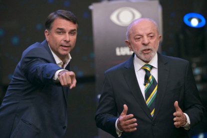 El presidente y candidato presidencial de Brasil, Luiz Inácio Lula da Silva, y el candidato presidencial de derecha, Flavio Bolsonaro