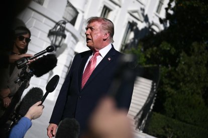 Donald Trump respondiendo a la prensa, este 19 de octubre, en la Casa Blanca.