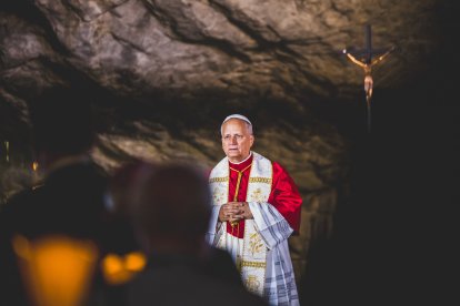 El Papa León en la Gruta de Massabielle, lugar de las apariciones de la Virgen María a Santa Bernadette Soubirous, en Lourdes, Francia.