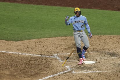 William Contreras, número 24 de los Milwaukee Brewers, lanza al aire su bate mientras celebra haber bateado un jonrón de tres carreras durante la décima entrada contra los Athletics en el Las Vegas Ballpark de Las Vegas, Nevada, el 8 de junio de 2026. Este partido supone el primer encuentro de la temporada regular de la Major League Baseball que se disputa en Las Vegas desde 1996; está previsto que los Athletics se trasladen a un nuevo estadio situado en el Strip de Las Vegas en 2028.