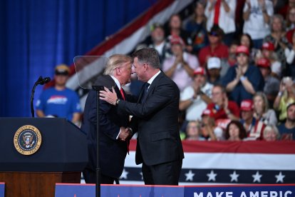 El presidente de Estados Unidos, Donald Trump, saluda al director general de Audi AG, Gernot Dollner, en un mitin de campaña para las elecciones de mitad de legislatura celebrado en el Guardian Centers of Georgia, en Perry (Georgia), el 24 de octubre de 2026. El presidente Trump está recorriendo el país para intentar dar un impulso a los republicanos en las reñidas contiendas de las elecciones de mitad de legislatura.