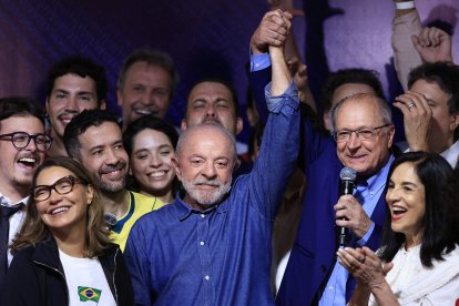 Lula da Silva celebra su victoria en las urnas/ Miguel SCHINCARIOL