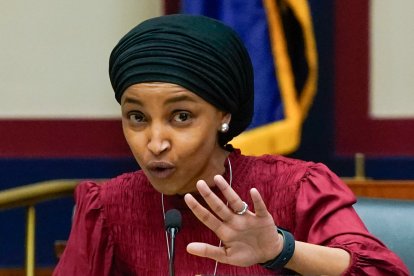 (ARCHIVO) La diputada estadounidense Ilhan Omar, demócrata por Minnesota, interroga a los testigos durante una audiencia de la Comisión de Educación y Fuerza Laboral de la Cámara de Representantes sobre el antisemitismo en los campus universitarios, celebrada en el Capitolio, en Washington, D.C., el 17 de abril de 2024. Agentes federales estadounidenses registraron el domicilio de la diputada demócrata Ilhan Omar en Washington el 12 de octubre de 2026.