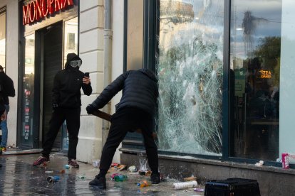 Los black blocs durante una manifestación en Montpellier, Hérault, Francia