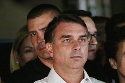 Flavio Bolsonaro habla ante la prensa tras la segunda vuelta de las elecciones presidenciales en Brasil