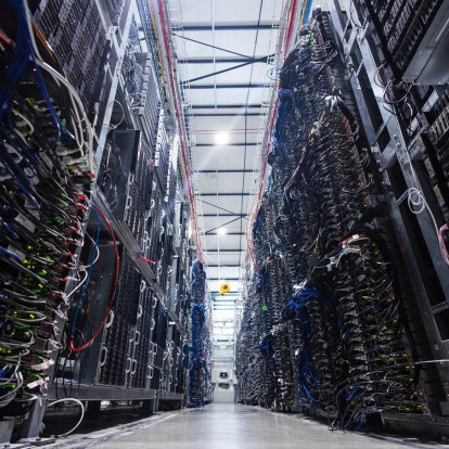 Servidores en el centro de datos de la empresa francesa OVHcloud en el norte de Francia