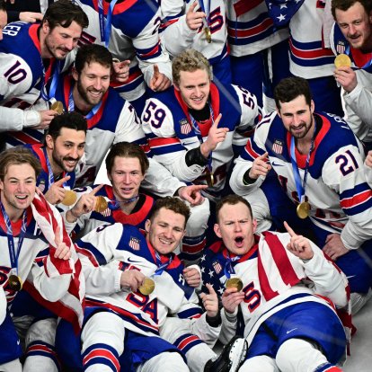 Los jugadores de Hockey estadounidenses ganadores de la medalla de oro