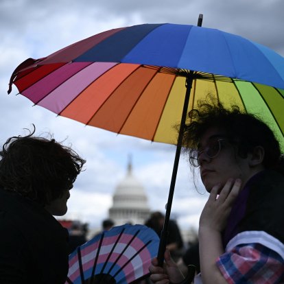 Personas asisten a una manifestación por el Día de la Visibilidad Trans en Washington