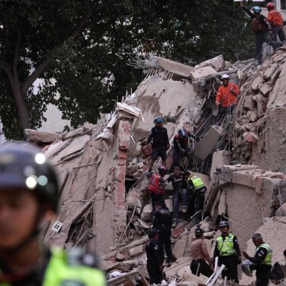 Los equipos de rescate evacuan a una persona herida de un edificio derrumbado tras un terremoto en Caracas