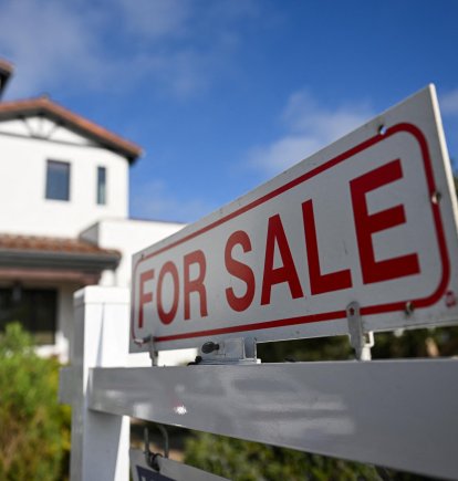 Una señal de venta se muestra fuera de una casa en venta el 16 de agosto de 2024 en Los Ángeles, California. - Las normas del sector inmobiliario estadounidense que regulan las comisiones de los agentes cambiarán el 17 de agosto como parte de un acuerdo legal entre la Asociación Nacional de Agentes Inmobiliarios y los vendedores de viviendas.