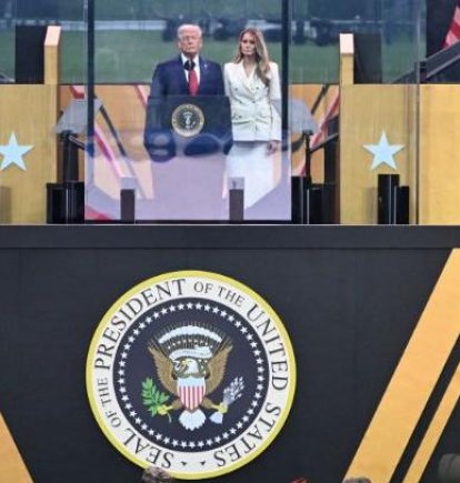 Donald Trump con la primera dama durante el desfile del 250.º aniversario del ejército en Washington, D.C.