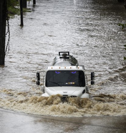 Un camión circula por una carretera inundada mientras el huracán Erin, de categoría 3, abandona la región de Naguabo, en Puerto Rico, el 16 de agosto de 2025. El huracán Erin, que se encontraba en alta mar, fue rebajado a tormenta de categoría 3 en la madrugada del domingo, mientras las lluvias azotaban las islas del Caribe y los servicios meteorológicos advertían de posibles riadas y corrimientos de tierra.