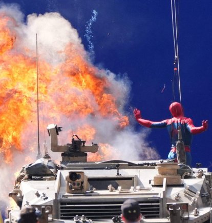 Una persona con un traje de Spider-Man durante el rodaje en Hutcheson Street, Glasgow, de la última película de la franquicia Spider-Man, Spider-Man: Brand New Day. La secuela contará con Tom Holland repitiendo su papel protagonista y estará dirigida por Destin Daniel Cretton.