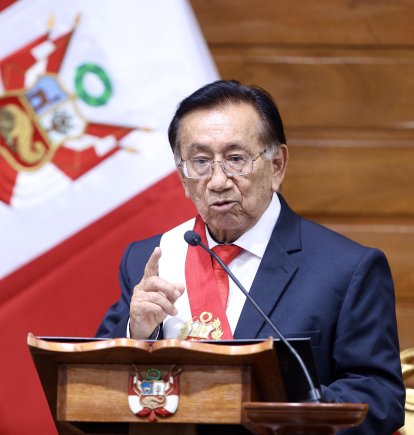 Esta fotografía cedida por el Congreso peruano muestra al nuevo presidente interino de Perú, José María Balcázar, pronunciando un discurso tras su elección en el Congreso Nacional de Lima el 18 de febrero de 2026.
El parlamentario peruano de izquierda José María Balcázar fue elegido presidente del Congreso el 18 de febrero de 2026 y se convertirá automáticamente en presidente interino del país, tras la destitución de José Jeri en un nuevo episodio de inestabilidad política.
