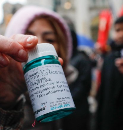 Una activista pro-aborto con píldoras abortivas en medio de una protesta (Archivo)