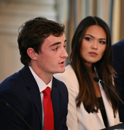El periodista Nick Shirley habla durante una mesa redonda sobre Antifa