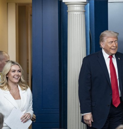 Karoline Leavitt junto a Donald Trump/ Andrew Thomas
