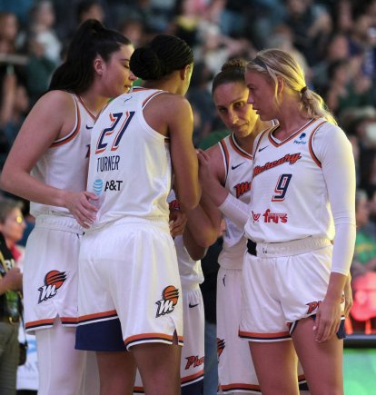 (De izquierda a derecha) Las jugadoras del Phoenix Mercury, Megan Gustafson, Brianna Turner, Diana Taurasi y Sophie Cunningham, se reúnen en un corrillo antes del inicio del partido de pretemporada de la WNBA entre el Phoenix Mercury y el Seattle Storm, celebrado en el Climate Pledge Arena de Seattle, Washington, el 8 de mayo de 2023.