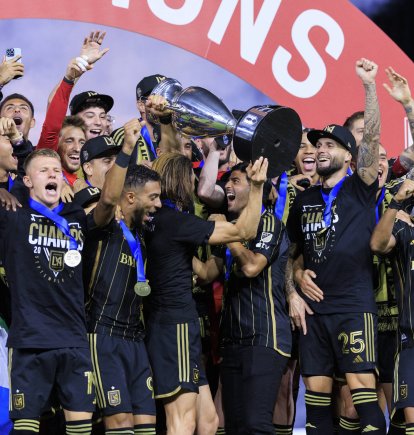 Ilie Sánchez #6 y Carlos Vela #10 del Los Angeles Football Club levantan el trofeo durante la ceremonia de entrega de premios tras ganar la final de la Copa Abierta de Estados Unidos contra el Sporting Kansas City el miércoles 25 de septiembre de 2024 en el BMO Stadium de Los Ángeles, California.