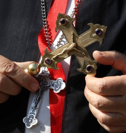 Un cristiano con una cruz