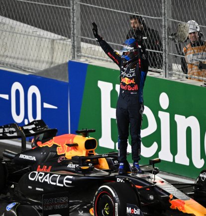 El piloto holandés de Red Bull Racing Max Verstappen celebra su cuarto título mundial consecutivo de Fórmula Uno tras el Gran Premio de Fórmula Uno de Las Vegas, en Las Vegas, Nevada, el 23 de noviembre de 2024.