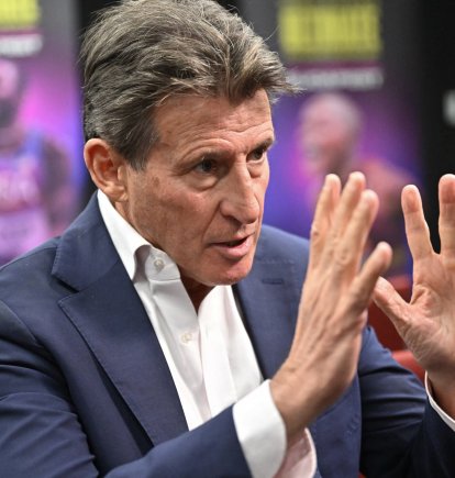 El presidente del Atletismo Mundial, Sebastian Coe, gesticula mientras habla durante una entrevista con AFP tras una rueda de prensa para presentar el Ultimate Championship, un nuevo evento atlético por equipos, en el Centro Nacional de Atletismo de Budapest, Hungría, el 22 de noviembre de 2024. El Presidente del Atletismo Mundial, Sebastian Coe, declaró el 22 de noviembre que el nuevo Campeonato Ultimate, presentado oficialmente por el organismo rector del deporte, cambiará las reglas del juego en el atletismo.