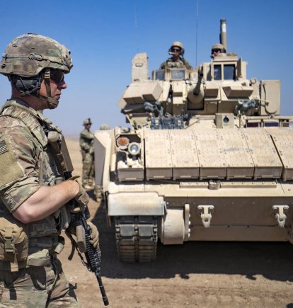 Soldado estadounidense frente a un IFV Bradley en Siria