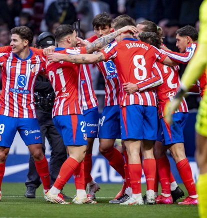 Jugadores del Atlético de Madrid (de izda a dcha) Julián Álvarez, Javi Galán, Pablo Barrios, Nahuel Molina celebran un gol durante el partido de fútbol de La Liga EA Sports 2024/25 entre el Atlético de Madrid y el CA Osasuna en el Estadio Riad Air Metropolitano.