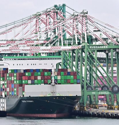 Un barco de carga atraca en el puerto de Los Ángeles, imagen de referencia
