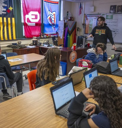 Alumnos asisten a la clase de historia impartida por Jacob Marsh en la Mark Twain Middle School de Alexandria, Virginia, el 6 de marzo de 2025, sin teléfonos inteligentes debido a la prohibición. La prohibición de los teléfonos en la escuela forma parte de una oleada de medidas aplicadas en todo Estados Unidos y de un movimiento mundial que se repite en Brasil, Francia y otros países. Los partidarios creen que las restricciones protegerán a los alumnos de los aparentes perjuicios del uso de teléfonos inteligentes mientras están en la escuela, pero los detractores afirman que las medidas no preparan a los adolescentes para el mundo digital en el que inevitablemente entrarán. (Foto de Jim WATSON / AFP)