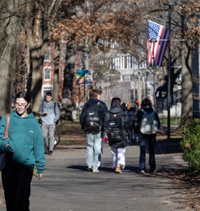 Alumnos pasean por la Universidad de Harvard