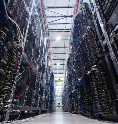 Servidores en el centro de datos de la empresa francesa OVHcloud en el norte de Francia