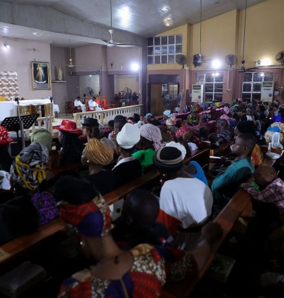 Cristianos reunidos en una iglesia en Nigeria