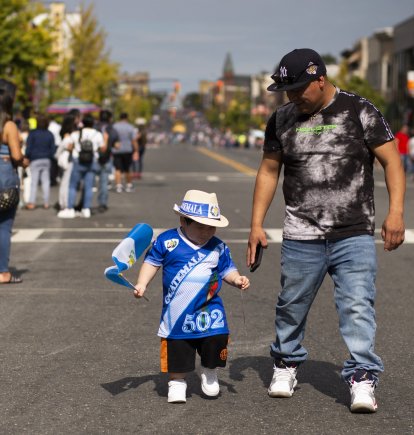 A boy wears a T-shit with the Guatemala flag as he walks down a street during the annual New Jersey Hispanic parade in West New York, New Jersey on October 3,2021. (Photo by KENA BETANCUR / AFP)
Un niño lleva una camiseta con la bandera de Guatemala mientras camina por una calle durante el desfile anual hispano de Nueva Jersey en West New York, Nueva Jersey, el 3 de octubre de 2021.