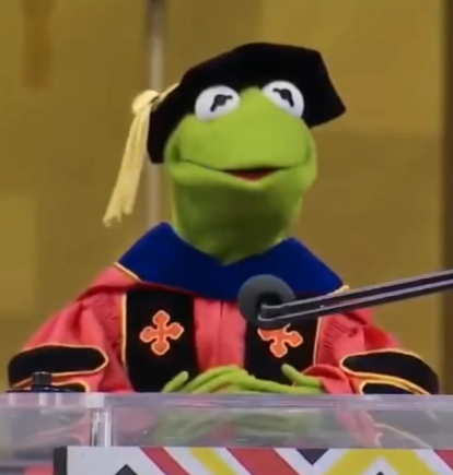 La Rana René ofrece discurso de graduación para estudiantes
