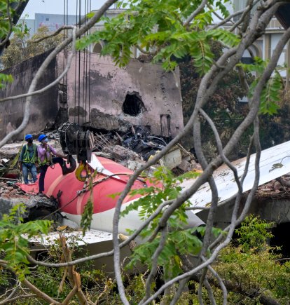 Operarios trabajan para quitar los restos del avión siniestrado