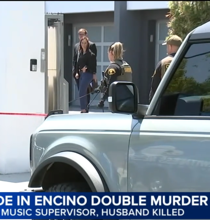 Agentes policiales investigan el asesinado de dos famosos en Los Ángeles
