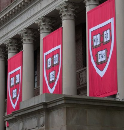 Pancartas de Harvard colgadas frente a la Biblioteca Widener