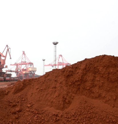 Una excavadora recoge tierra con diversas tierras raras (Archivo)