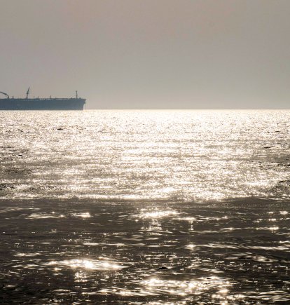 Un petrolero en las aguas del Golfo, frente a la costa de la península de Faw, en el sur de Irak, el 5 de agosto de 2025.