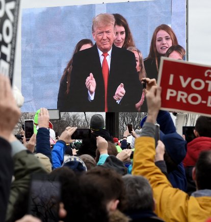 Manifestantes provida escuchan al presidente estadounidense Donald Trump durante su discurso en la 47.ª «Marcha por la Vida» anual celebrada en Washington D. C. el 24 de enero de 2020. Trump es el primer presidente estadounidense que se dirige en persona a la mayor concentración anual de activistas provida del país.
