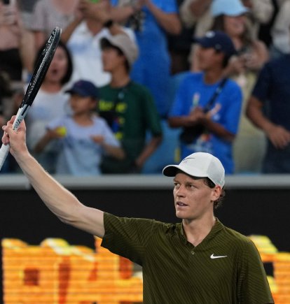 Jannik Sinner de Italia celebra tras derrotar a su compatriota Luciano Darderi durante su partido de cuarta ronda del Abierto de Australia de tenis en Melbourne, Australia, el lunes 26 de enero de 2026.