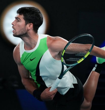 Carlos Alcaraz, de España, saca ante Alex de Miñaur, de Australia, durante su partido de cuartos de final en el campeonato de tenis del Abierto de Australia, celebrado en Melbourne, Australia, el martes 27 de enero de 2026. (