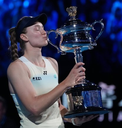 Elena Rybakina de Kazajistán besa la Copa Memorial Daphne Akhurst tras derrotar a Aryna Sabalenka de Bielorrusia para ganar la final individual femenina del Abierto de Australia de tenis en Melbourne, Australia, el sábado 31 de enero de 2026