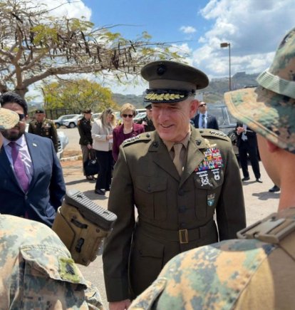 Francis Donovan, jefe del Comando Sur (SOUTHCOM), hablando con soldados tras su llegada al Aeropuerto Internacional Simón Bolívar de Maiquetía