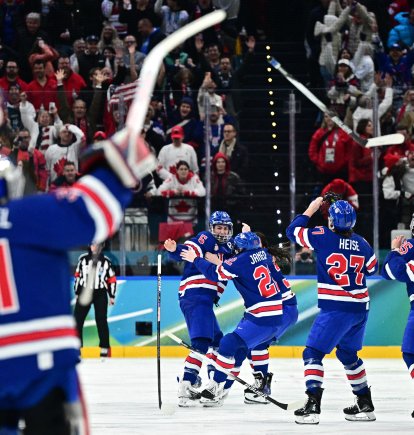 Las jugadoras estadounidenses celebran tras ganar la medalla de oro en el partido de hockey sobre hielo femenino entre Estados Unidos y Canadá en el Milano Santagiulia Ice Hockey Arena durante los Juegos Olímpicos de Invierno de Milán Cortina 2026, celebrados en Milán el 19 de febrero de 2026.