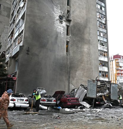 Trabajadores ucranianos retiran escombros tras un ataque ruso