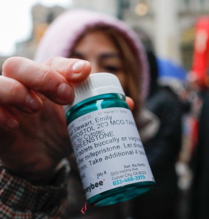 Una activista pro-aborto con píldoras abortivas en medio de una protesta (Archivo)